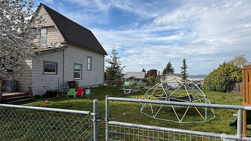 4th image of 502 E Wright Avenue