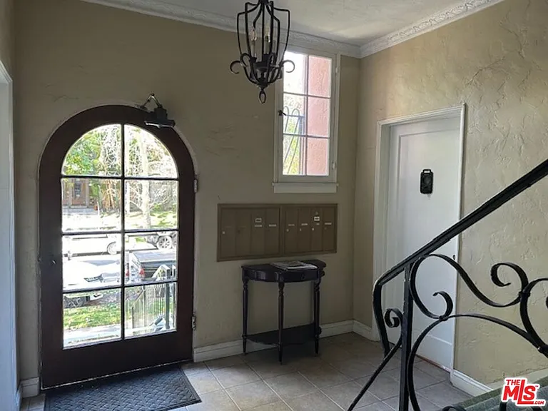444 N Sycamore Ave #8 — Photo 3
