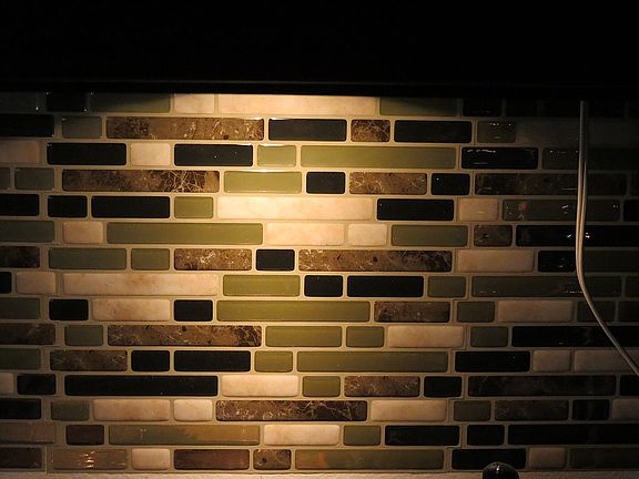 Kit back splash & lighting