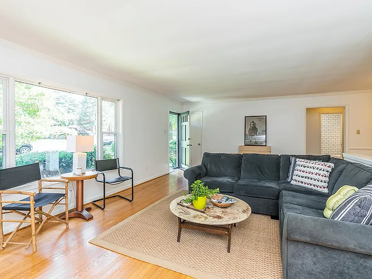 520 Albany Rd — Photo 8