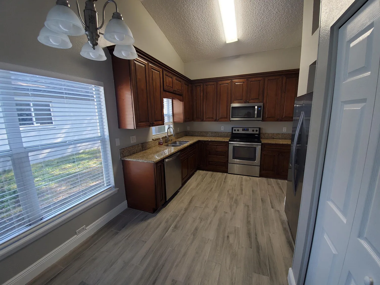 3 bed, 1270 sqft, $2,095 — Photo 2