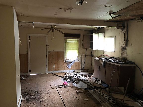 4th image of 1372 E Pacific St