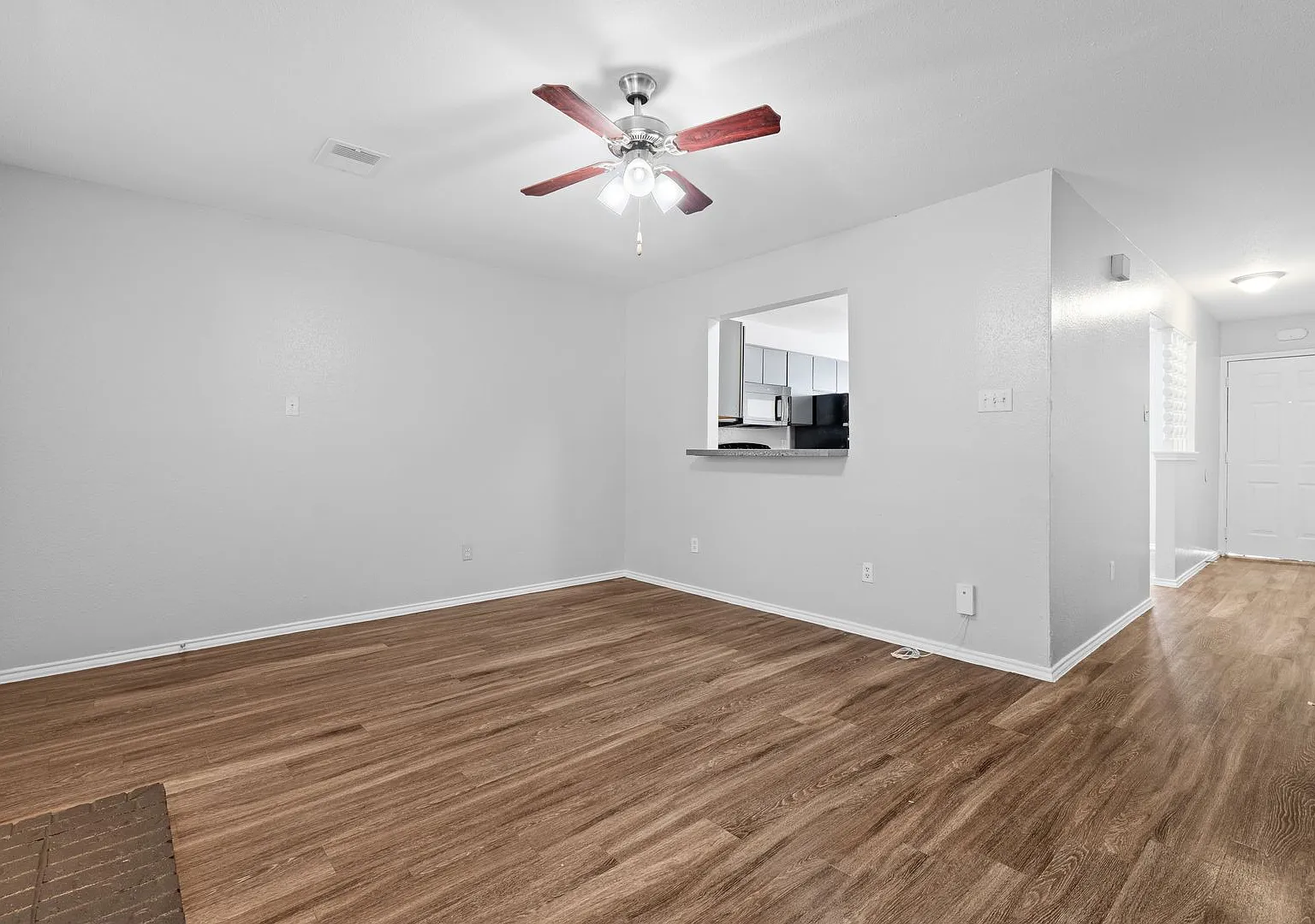 River Crossing Townhome - 2bd -2.5ba - Greenbelt View - Washer/Dryer - Reserved Parking — Photo 3