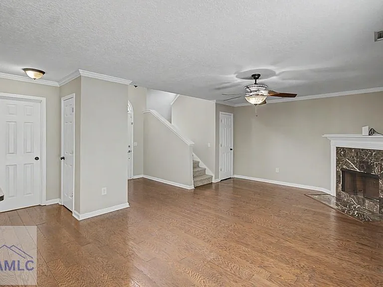 401 E Banks St — Photo 3