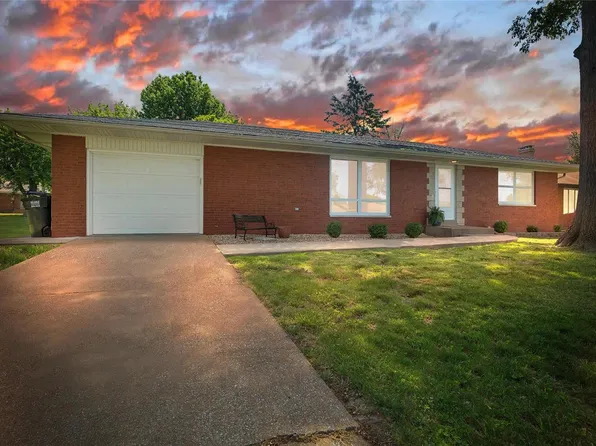 24 Victor St, Waterloo, IL 62298