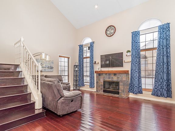 2nd image of 165 Chatsworth Cir
