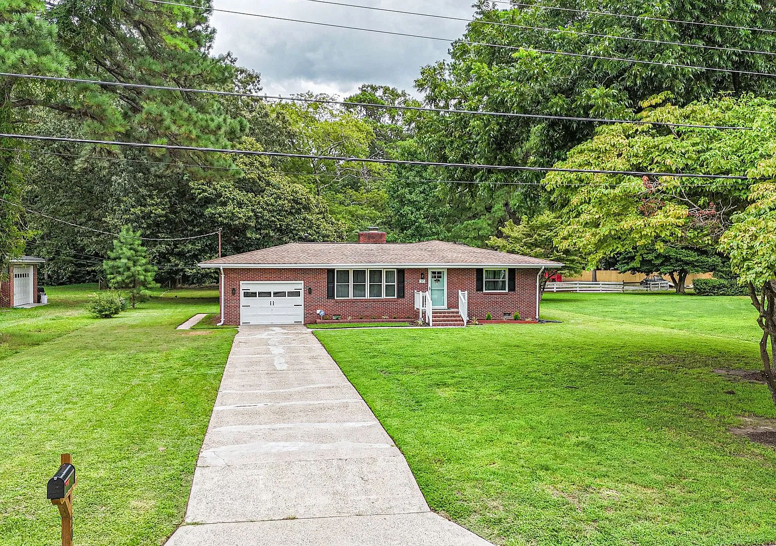 Beautifully Updated 3 Bedroom Home Near Yorktown | 0.75 Acres, Garage, Fireplace & Large Yard — Photo 2