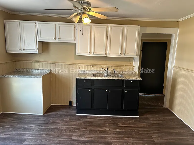 503 Hallyburton St — Photo 5