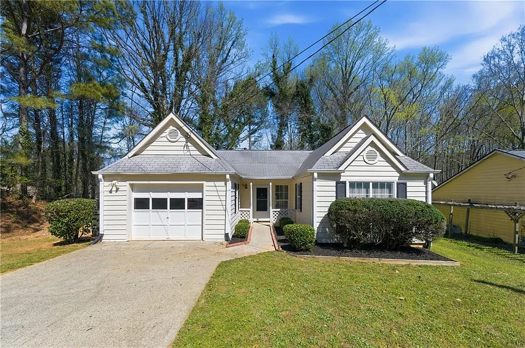 3 bed, 2.0 bath, 1258 sqft, $2,095 — Photo 4