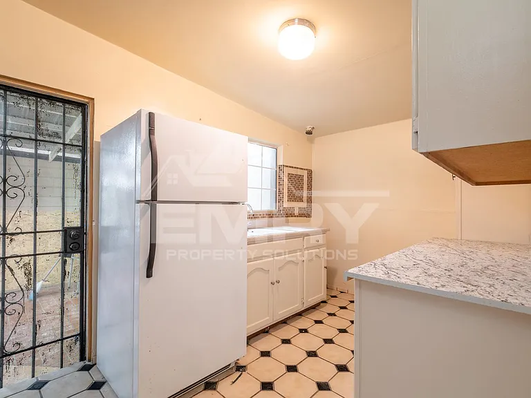 1125 S Evergreen Ave — Photo 3