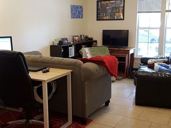 4th image of 2002 Greenwood Dr APT C