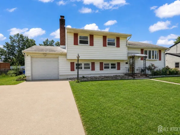 18 Deerwood Ave, Edison, NJ 08817