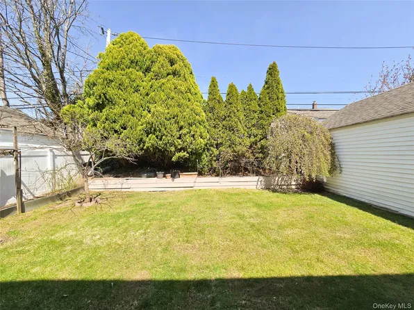 29 Tenafly Drive, New Hyde Park, NY 11040