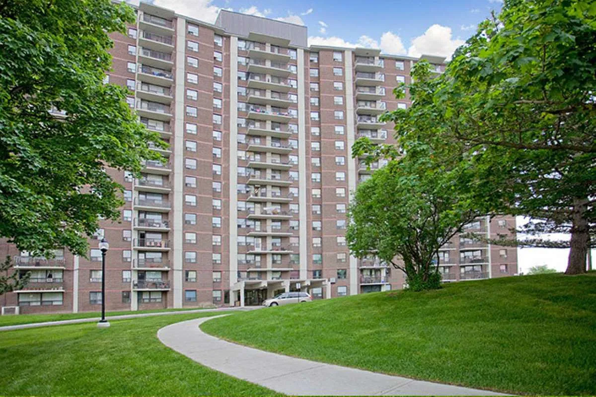 Scarborough Golf Apartments — Photo 1