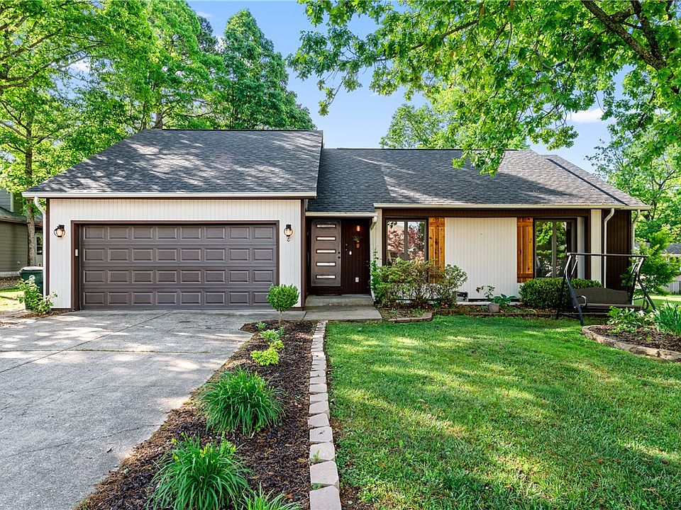 1st image of 8 Hillcrest Dr