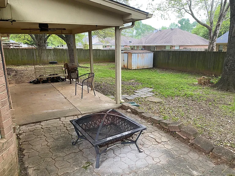 910 Corey Dr — Photo 2
