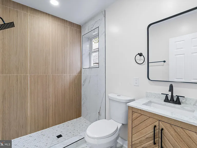 530 E 38th St — Photo 26