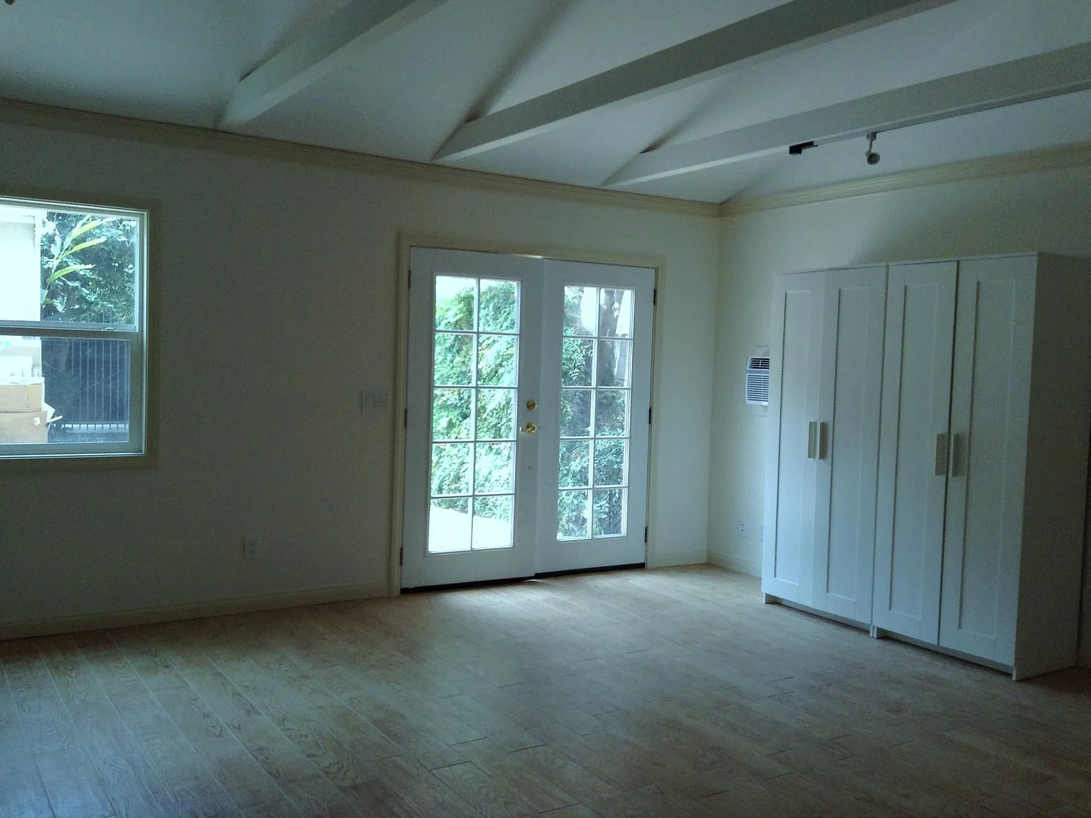 Studio, 550 sqft, $1,975 — Photo 3
