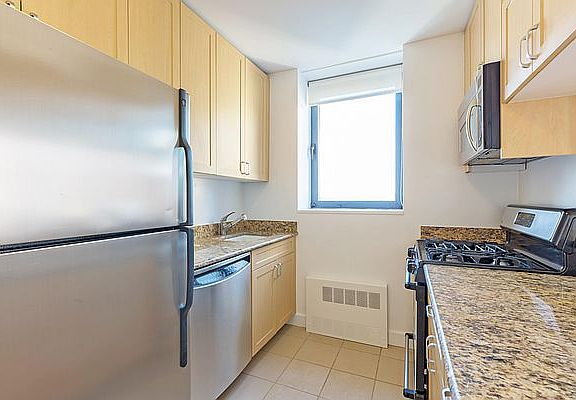5th image of 235 W 48th St APT 20M