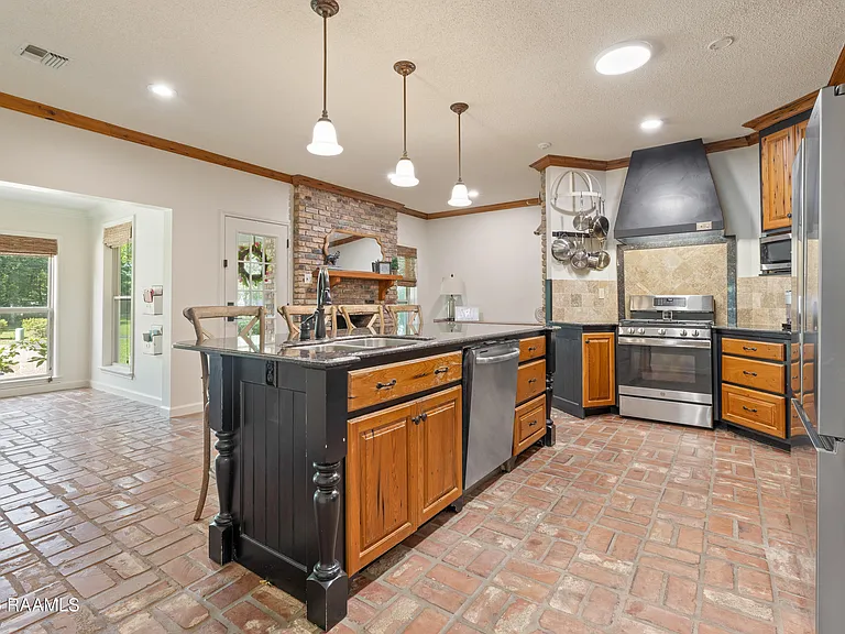 2407 E Broussard Rd — Photo 11