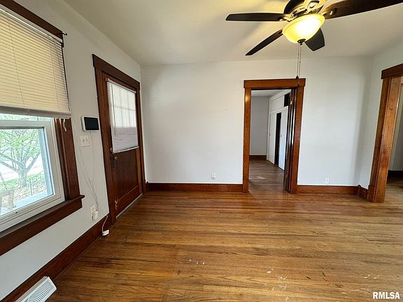 3rd image of 2408 Yale Blvd