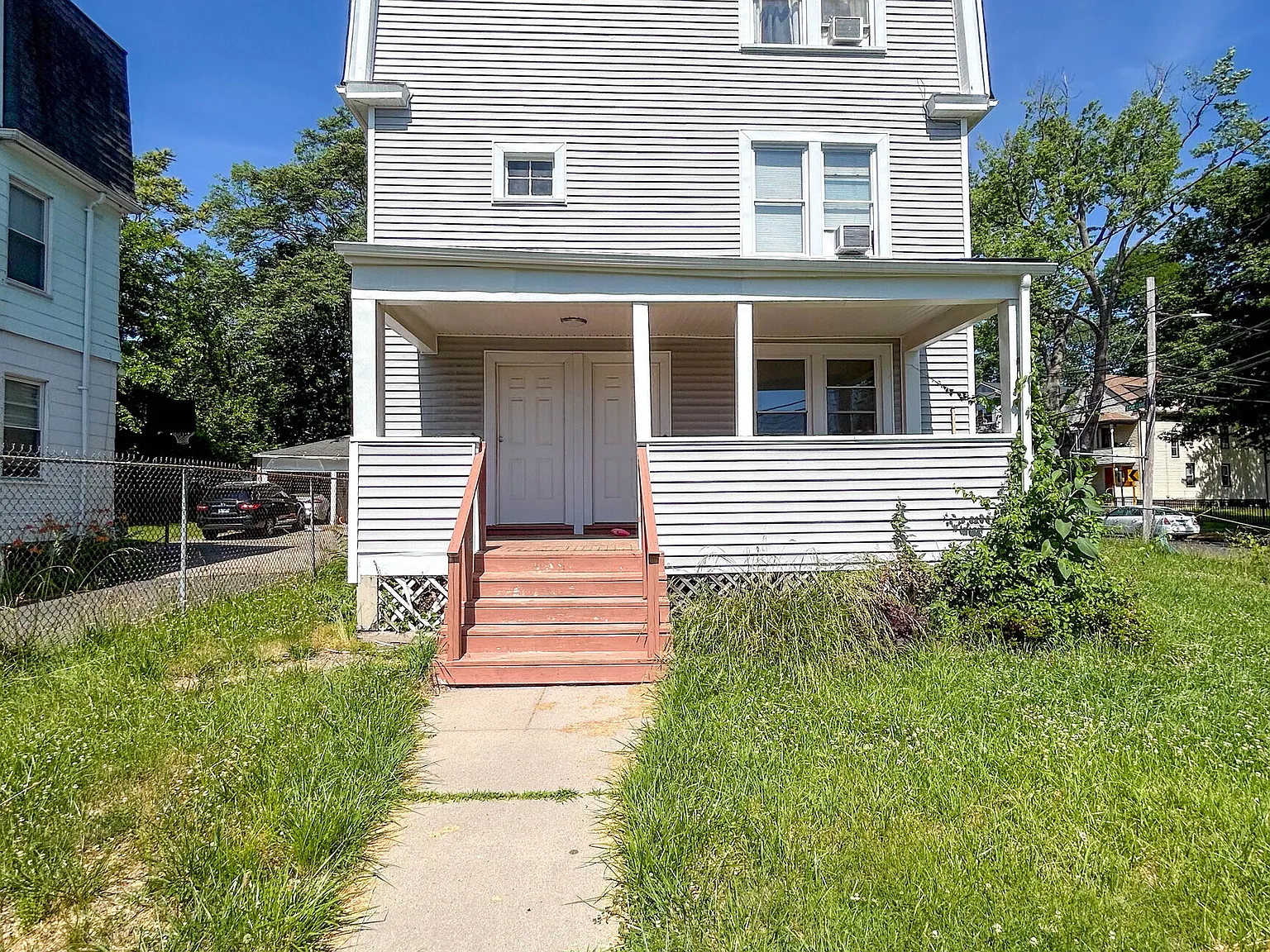 4 bed, 1.0 bath, 1248 sqft, $2,400 — Photo 1
