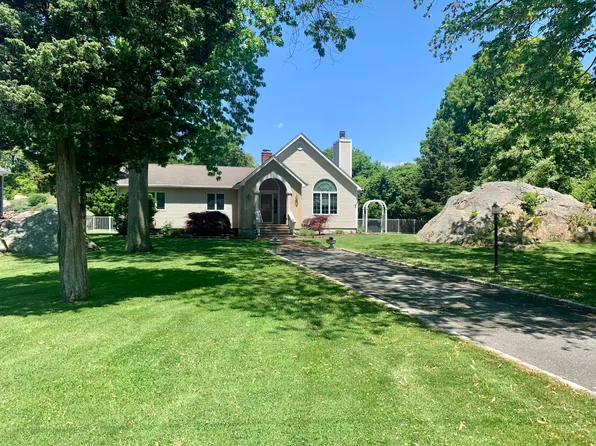 240 Stratmores Rd, East Marion, NY 11939