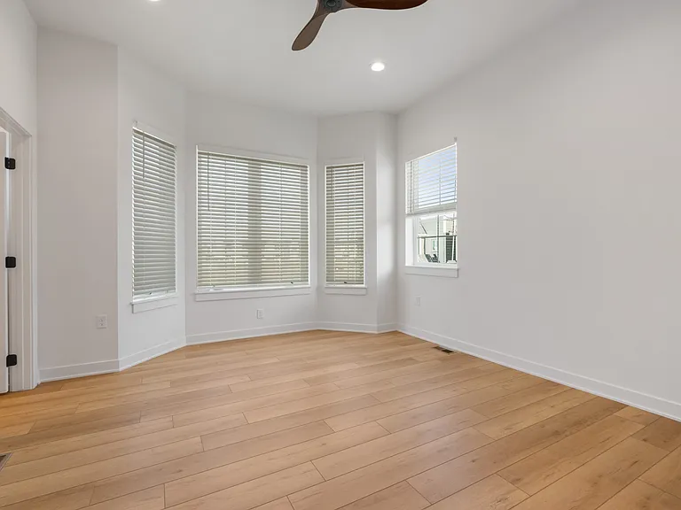 1121 SW 11th St — Photo 23
