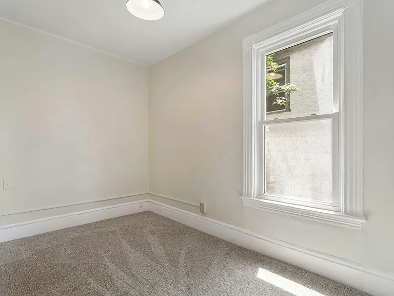 462 Beaumont St — Photo 17