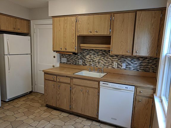 3rd image of 2086 Wyandotte Ave