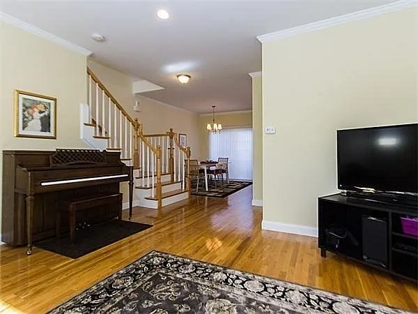 3 bed, 2.5 bath, 2083 sqft, $4,650 — Photo 3