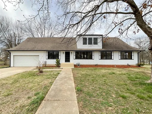 421 Olive St, Windsor, MO 65360