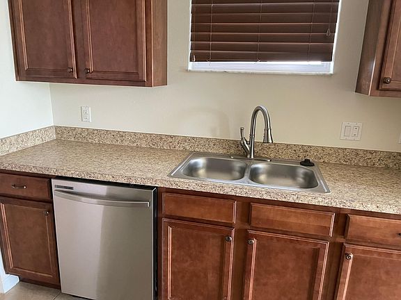 5th image of 827 Battery Pointe Dr