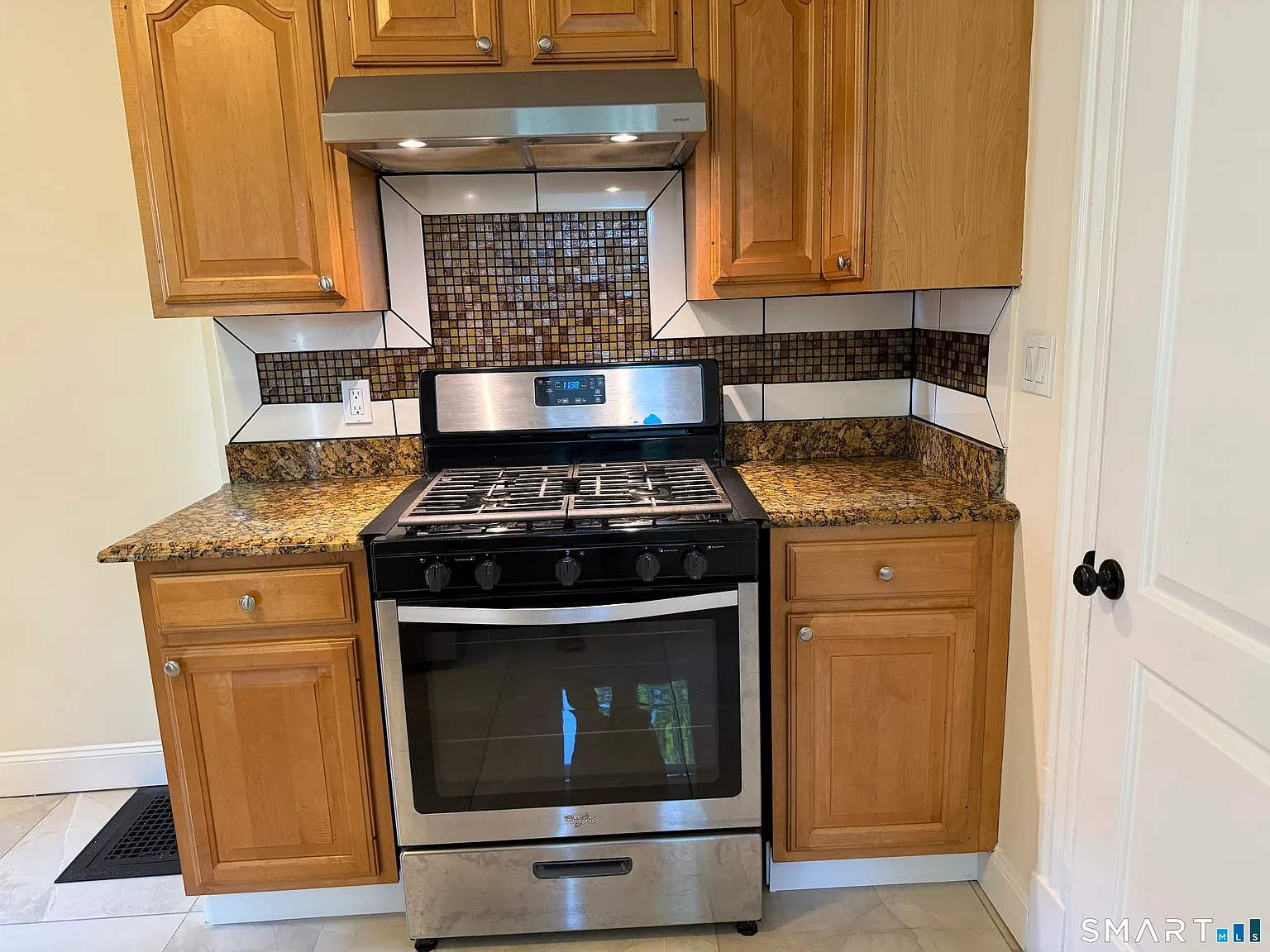 2 bed, 1.0 bath, 3726 sqft, $1,500 — Photo 2