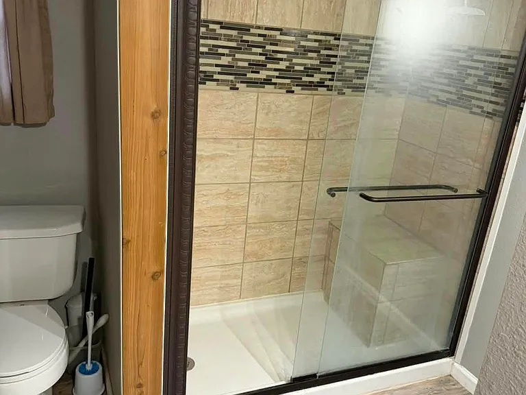 Main/guest Bathroom