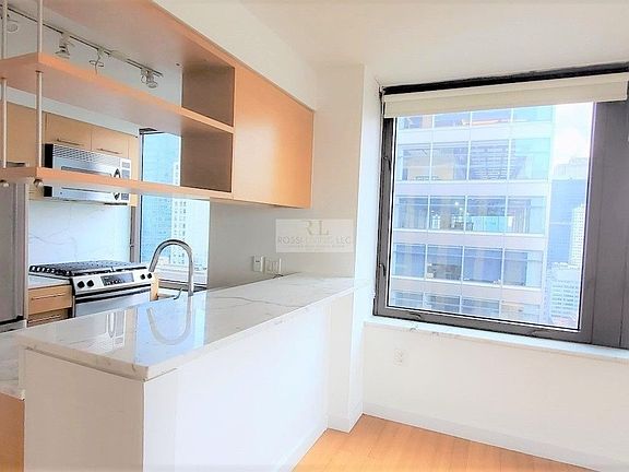3rd image of 100 W 39th St APT 41D