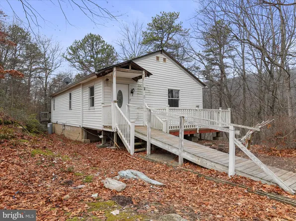 1049 Johnnycake Rd, Great Cacapon, WV 25422