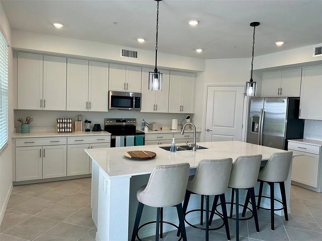 3 bed, 2.0 bath, 1780 sqft, $7,000 — Photo 3