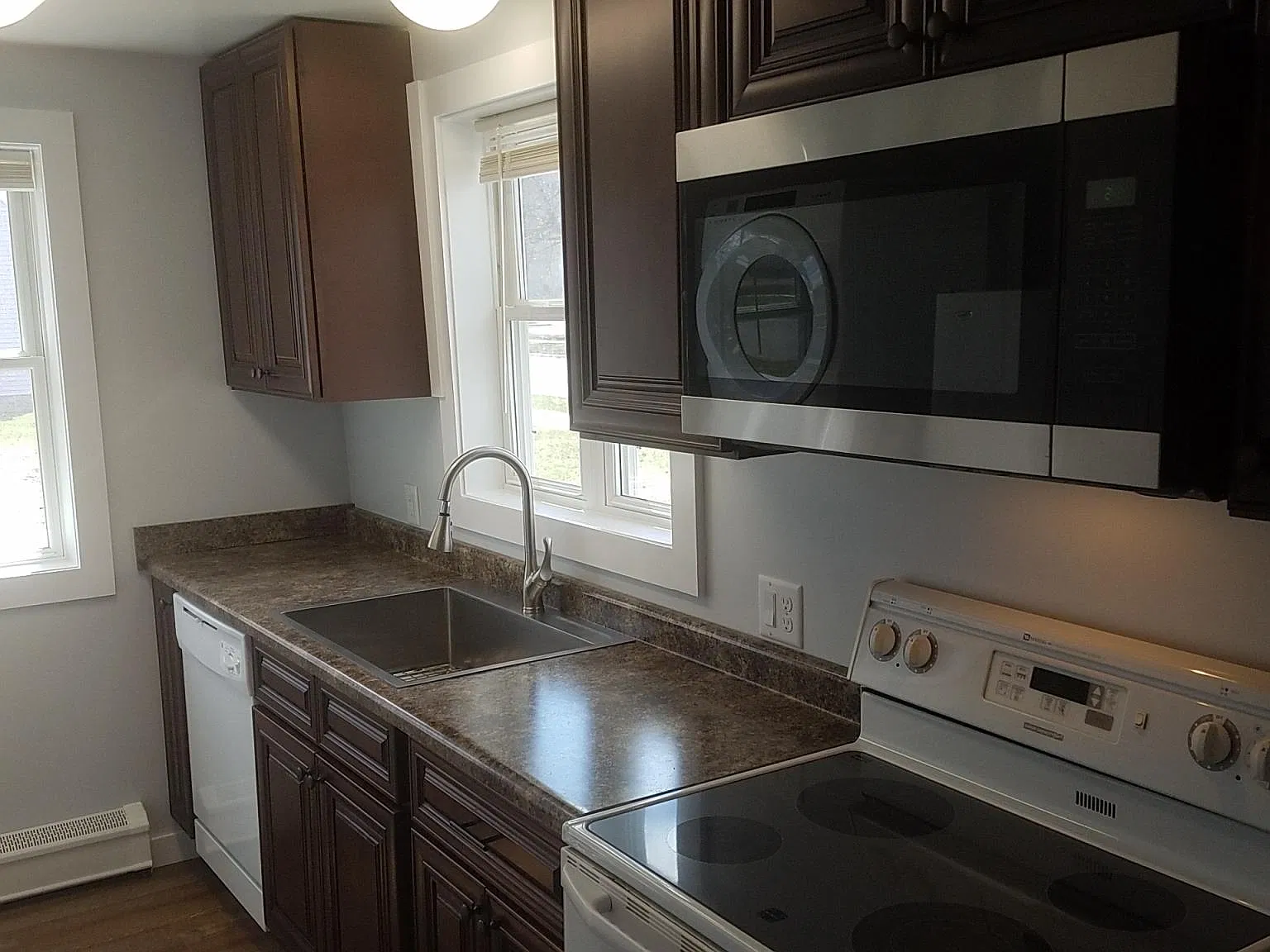 2 bed, 700 sqft, $1,050 — Photo 3