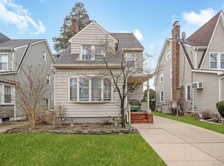 315 Marcellus Rd, Mineola, NY 11501