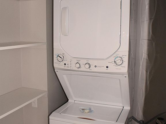 4th image of 308 E Fairlawn Dr