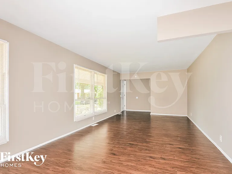 2415 Greenbriar Dr — Photo 8