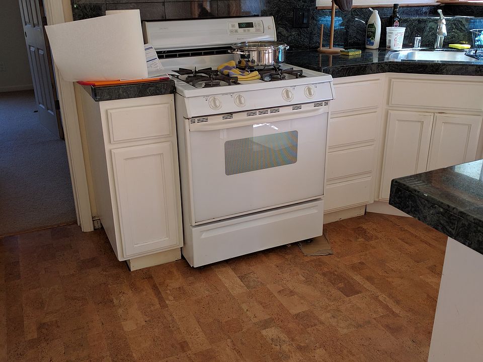 Updated kitchen, new frig and new cork floor