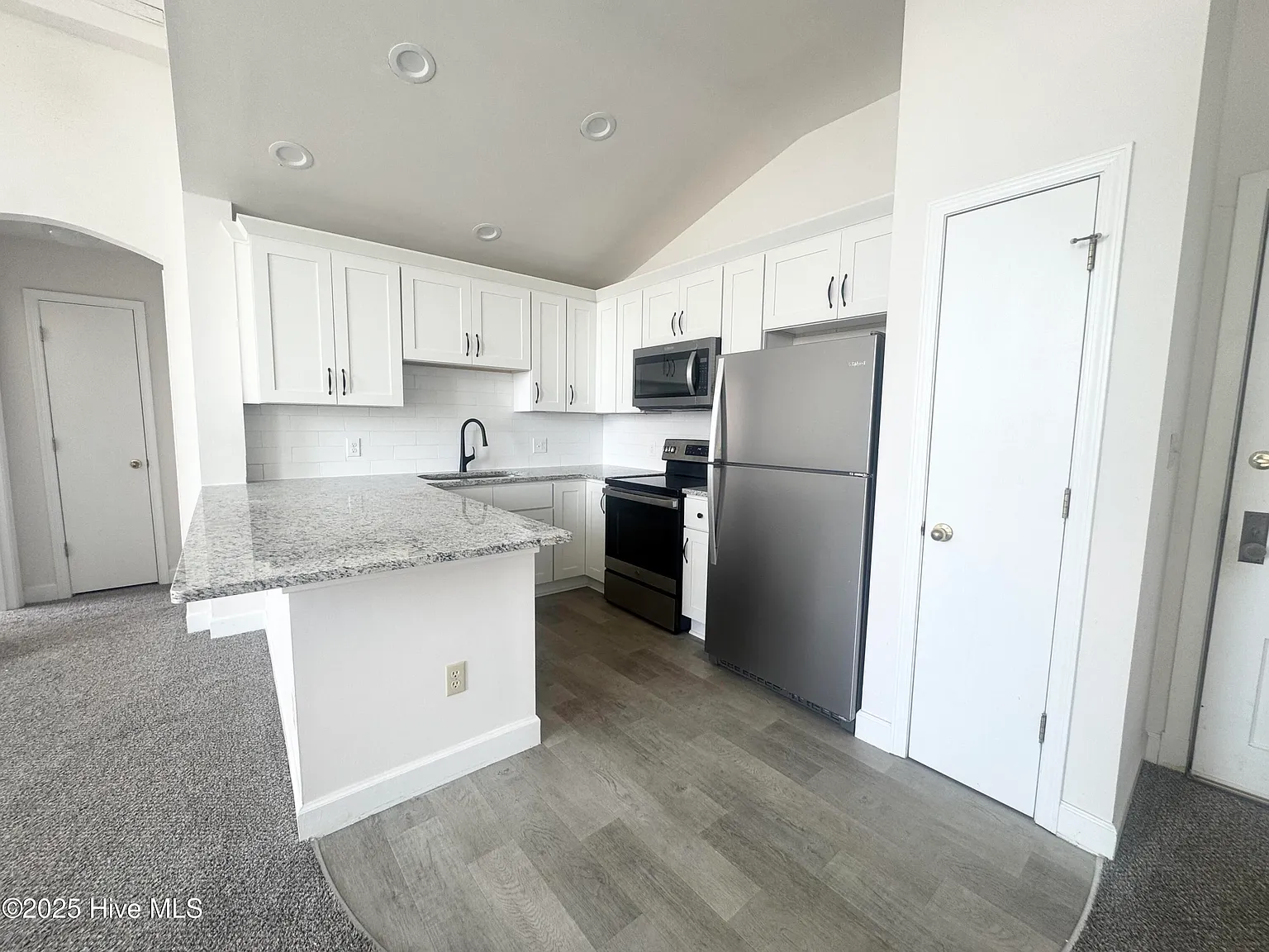 1 bed, 1.0 bath, $1,217 — Photo 4