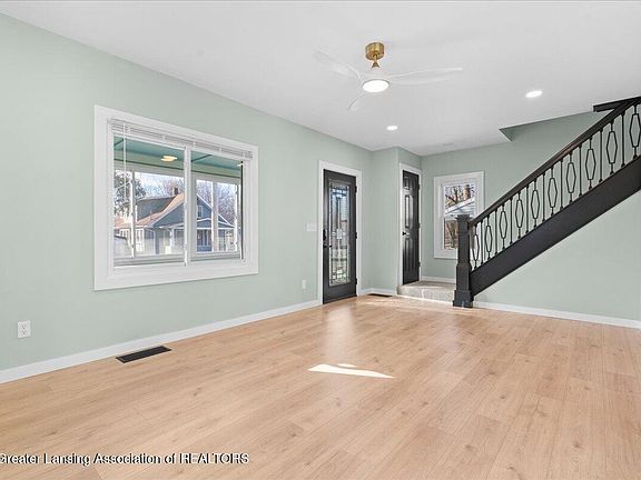 5th image of 920 Clyde St