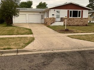 109 24th St NW, Minot, ND 58703