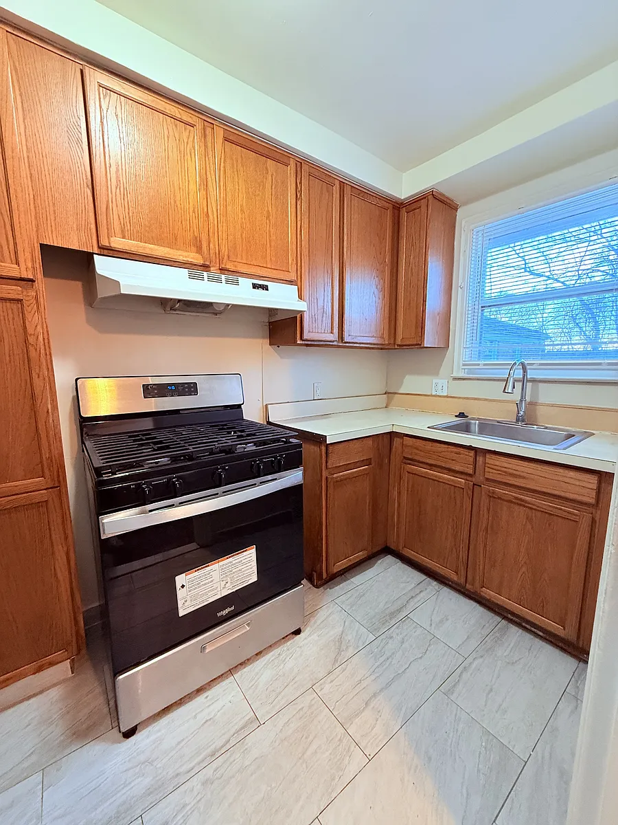 Building Photo - 9345 Rutherford St #3
