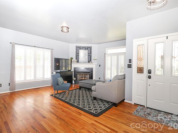 5th image of 7982 King Arthurs Ct