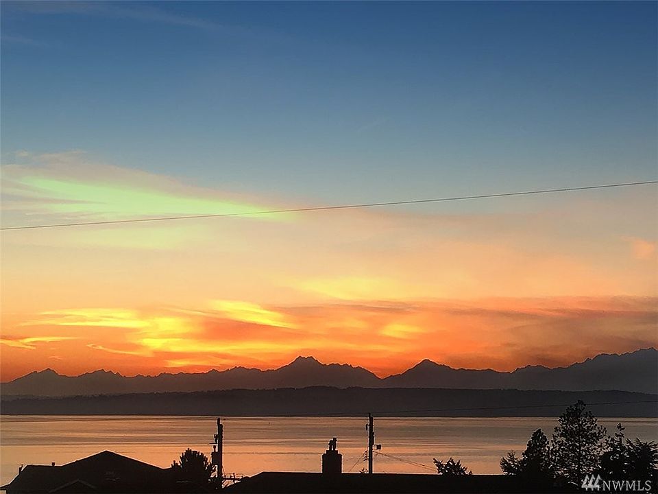 Western exposure offers wonderful sunset views
