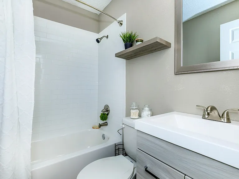Oak Creek Apartments — Photo 20